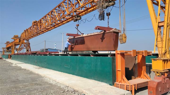 Cẩu long môn lắp đặt ván khuôn dầm, 2025