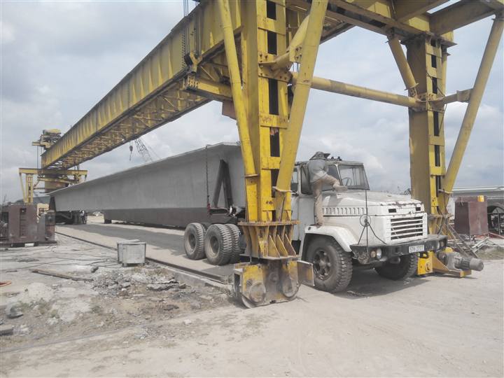 Cẩu long môn xuất dầm lên xe, 2014
