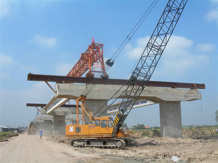Lao lắp dầm lên trụ cầu