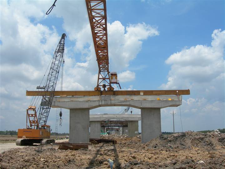 Lắp đặt dầm bằng cẩu bánh xích