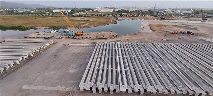 Bãi chứa cấu kiện bên sông, Cảng Đức Hạnh, 2025